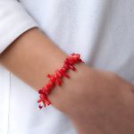 Kallirroi.gr - Χειροποίητο κόσμημα ( φο μπιζού / faux bijoux ) kallirroi.gr THEMIS – Βραχιόλι χεριού μακραμέ κοράλλι